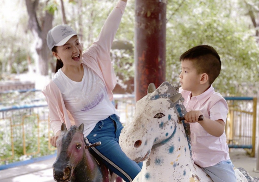 郑爽被曝曾嫌养狗麻烦送养狗社录节目又接回来工作人员被咬未带其打