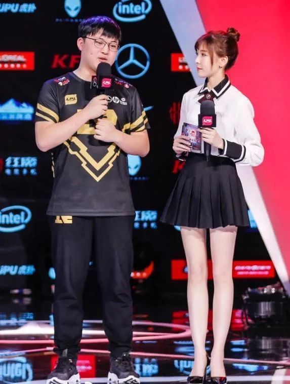 之前lgd的主场主持人nara大魔王不知道大家还有没有印象,是一位非常