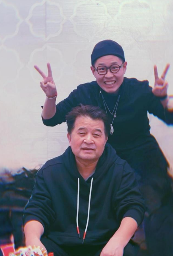 毕福剑与家人庆祝62岁生日,面色苍白老态龙钟,晚年枯燥无味