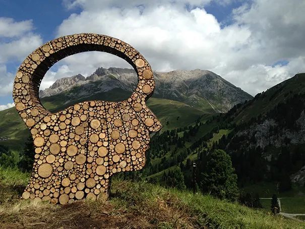 他靠捡木条捡成艺术家堆积的女性雕塑漂亮极了