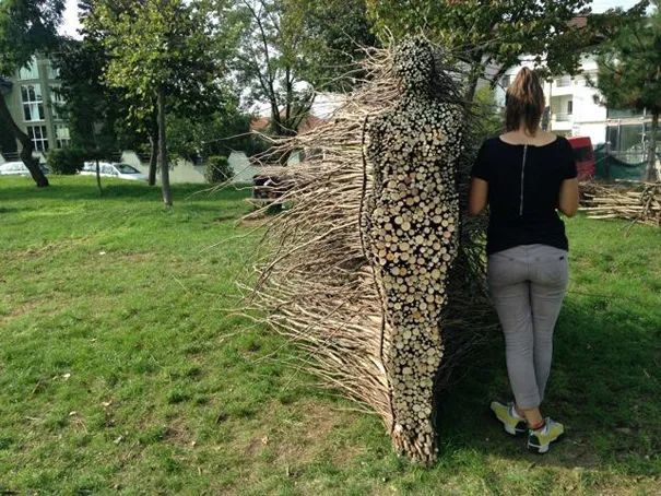 他靠捡木条,捡成艺术家,堆积的女性雕塑漂亮极了