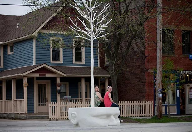 他靠捡木条,捡成艺术家,堆积的女性雕塑漂亮极了