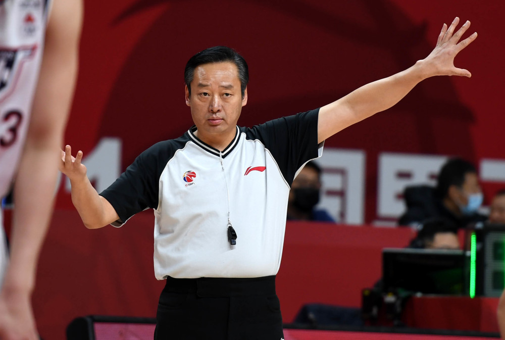 1月18日,本场比赛主裁判崔哲雄在比赛中执裁.