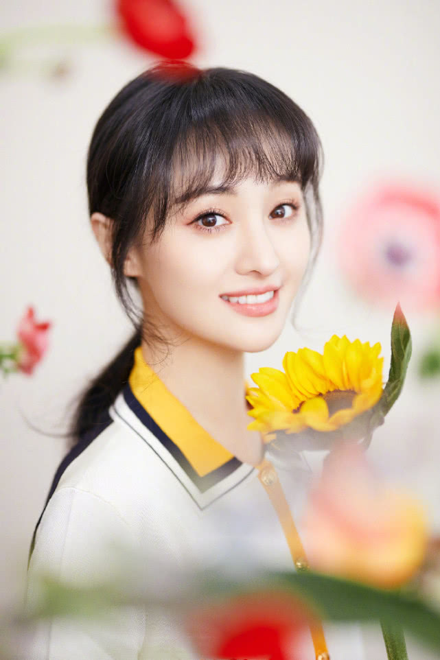 郑爽出道后至今一直都是粉丝心目中的小仙女,如今仙女突然跌落神坛,还