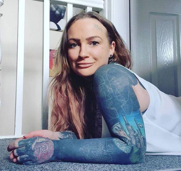 英国38岁超级辣妈酷爱纹身计划2年内纹遍全身每个角落