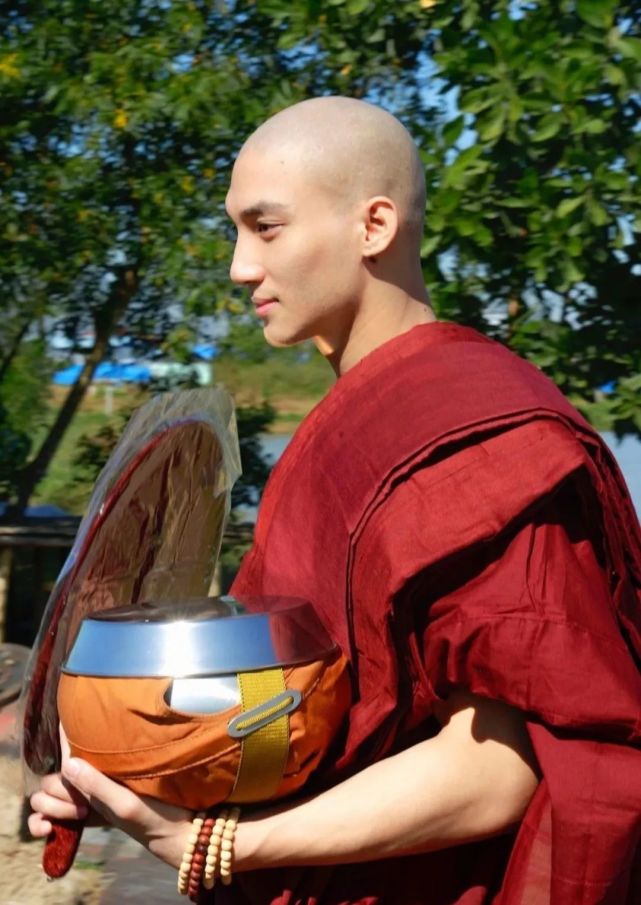 深邃的五官,铁骨铮铮的美颜!居然挑战出家当和尚?