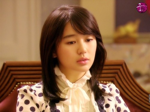 多才多艺的尹恩惠展示了她出色的绘画技巧