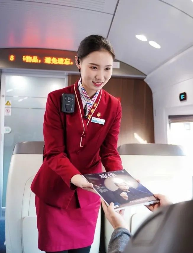 乘务员小姐姐们在忙这些(多图)_腾讯新闻
