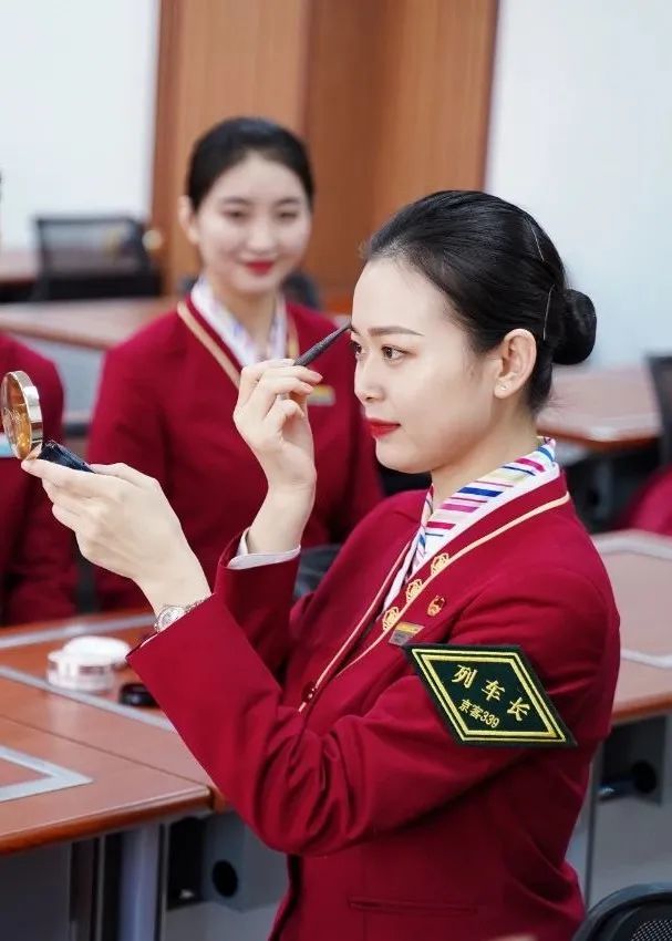 京哈高铁即将全线开通!乘务员小姐姐们在忙这些(多图)_腾讯新闻