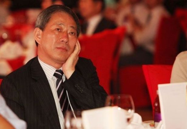 为了能给妻子更好的生活,严介和开始动员全家编制草帽,簸箕等等去卖