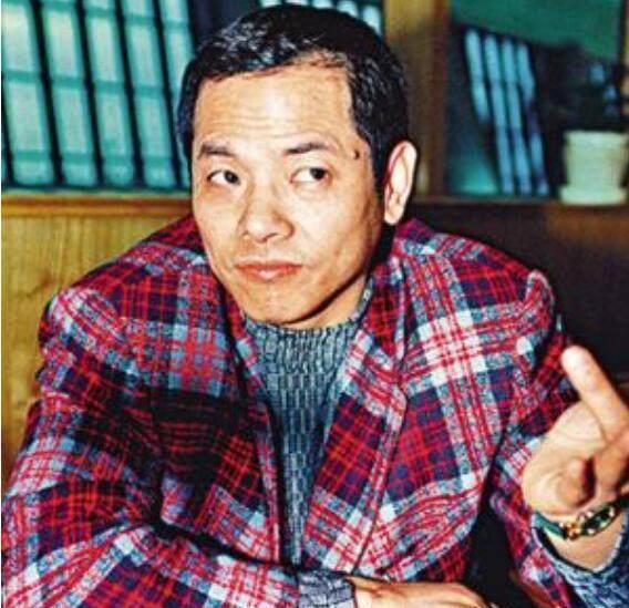 崩牙驹为母亲庆生老对手向华强却出现宴席上其中有何隐情