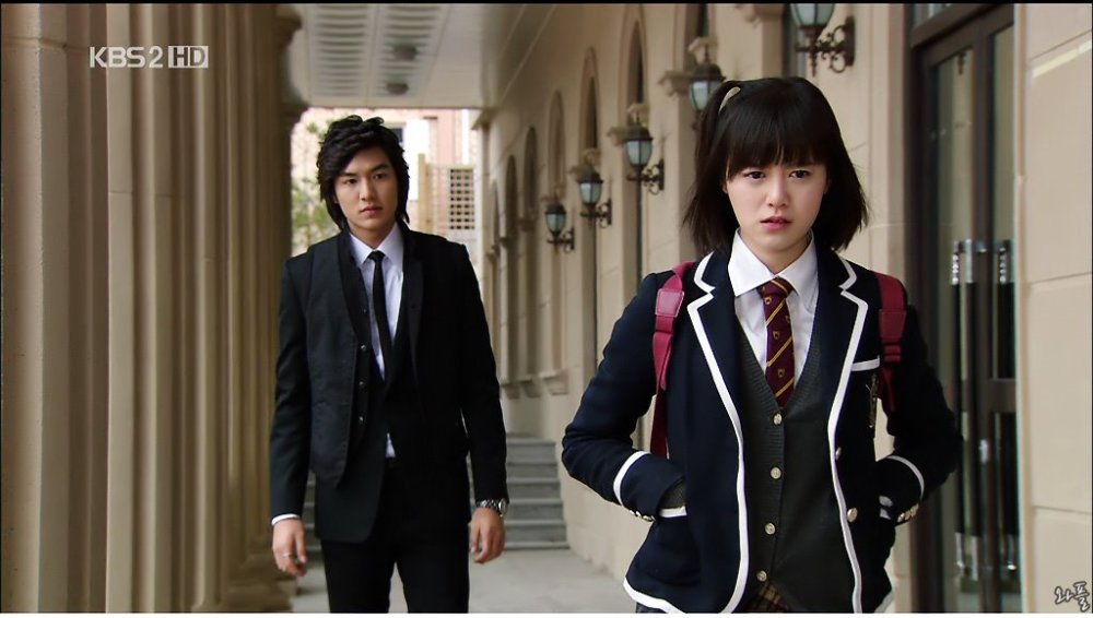 2006年凭借参演《19岁的纯情》而出道,此后片约不断,其中主演的《韩版