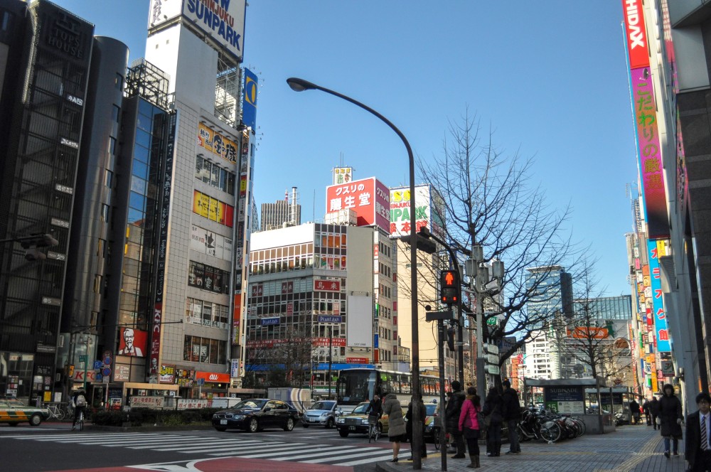 實拍日本東京街頭,道路狹窄擁擠,遊客說不如縣城