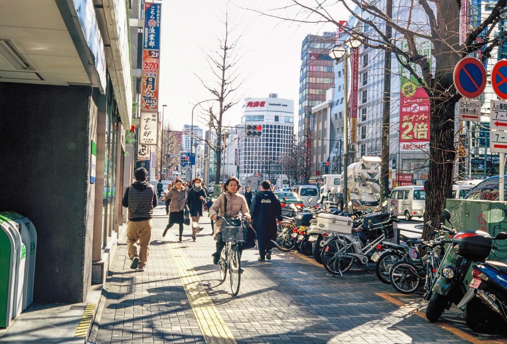 實拍日本東京街頭,道路狹窄擁擠,遊客說不如縣城