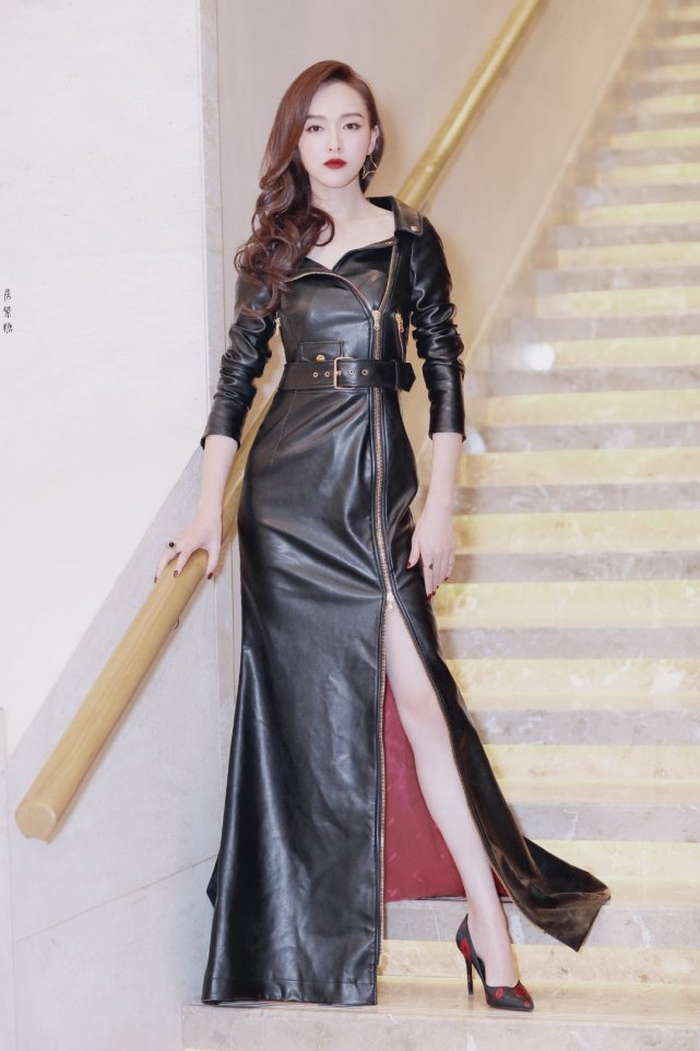 皮衣不仅仅是一件衣服,而是象征着一个全新的女性时代: 成为战士,做