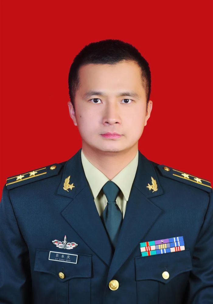男,汉族,四川江油人,1984年1月出生,2007年6月入伍,专业技术中校军衔