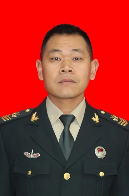 12刘美君,男,汉族,重庆奉节人,1993年2月出生,2012年9月入伍,上尉军衔