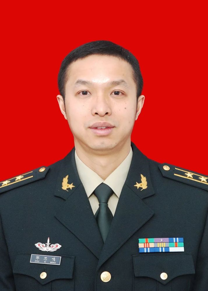 邹思鸣,男,汉族,江西抚州人,1985年11月出生,2002年9月入伍,中校军衔