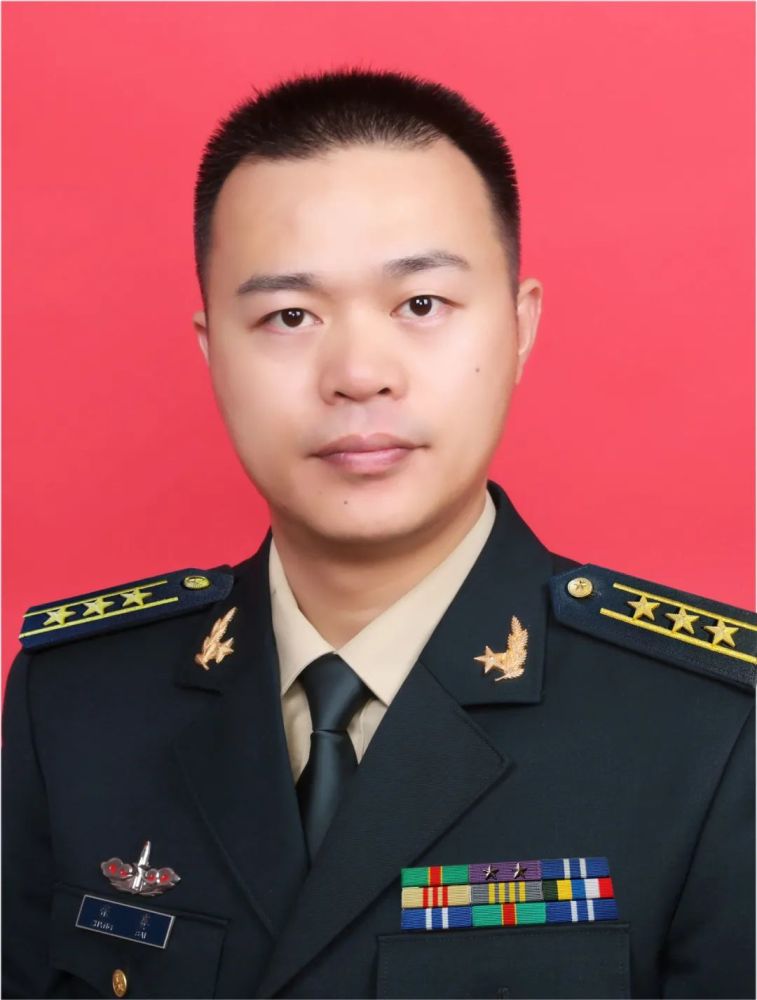 张赛,男,汉族,湖南岳阳人,1983年10月出生,2001年9月入伍,上校军衔