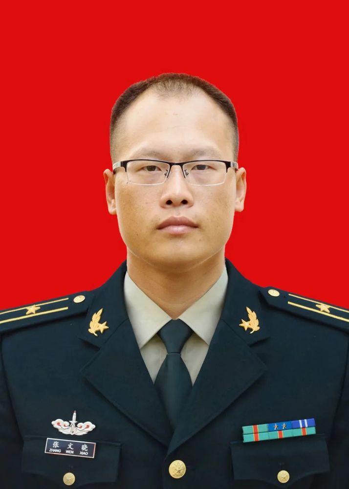 张文晓,男,汉族,河南洛阳人,1988年6月出生,2014年6月入伍,少校军衔