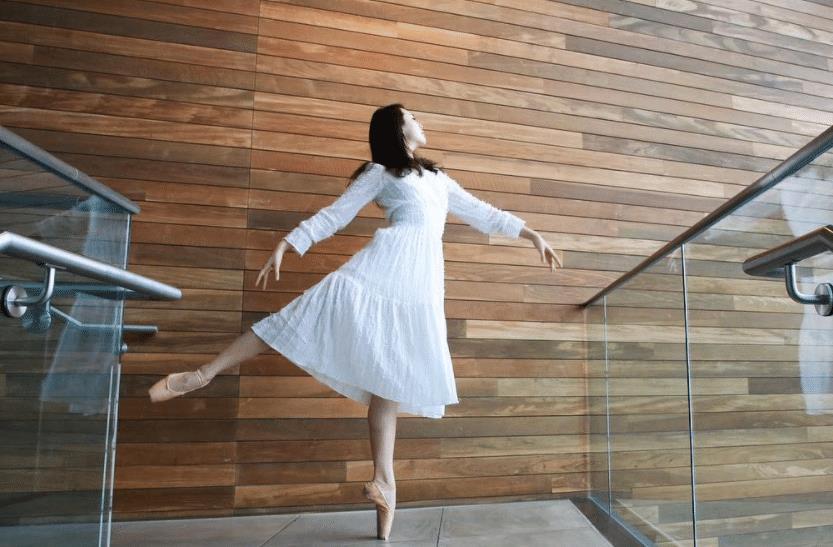 姚安娜跳芭蕾吐槽脚趾痛贴身舞服勾勒纤细腰身鞋头磨破太刻苦