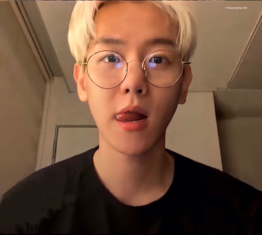 exo边伯贤深夜直播戴眼镜背书包像高中生吐舌头犯规剧透要换新发色