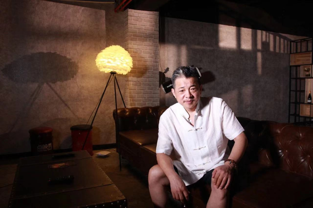 老戏骨张春年被指晚年凄凉,家中简陋脏乱不堪,厨房霉菌油渍尽显_腾讯