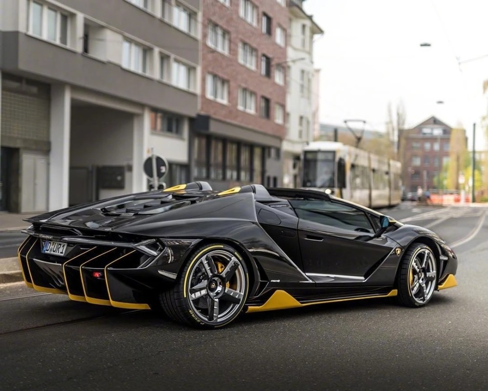 高德导航提醒您前方是一台千万级超跑兰博基尼顶级敞篷跑车centenario