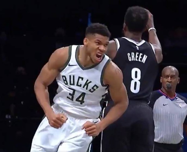 字母哥双手暴力扣篮 握拳怒吼庆祝