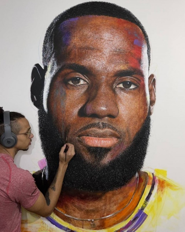 美媒晒艺术家创作的詹姆斯壁画