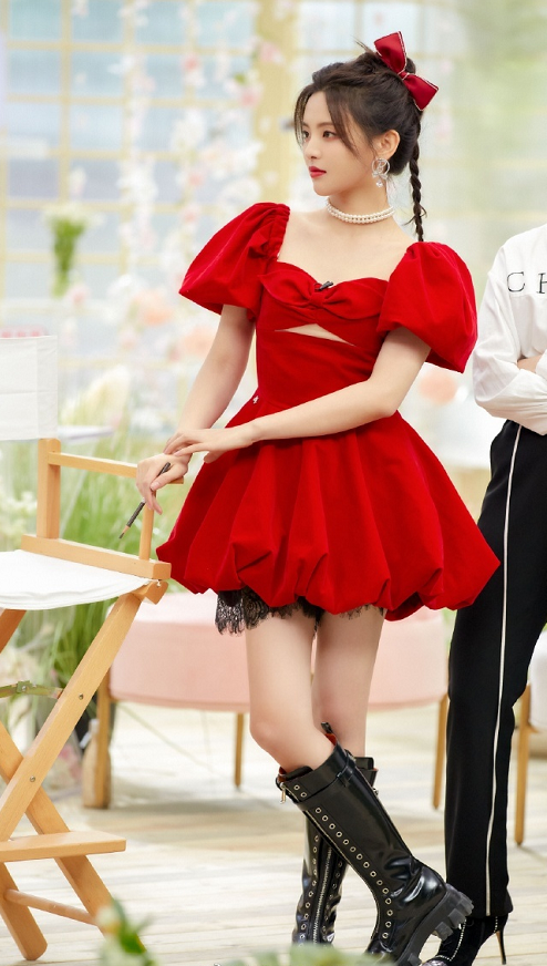 被杨超越新造型美到了!泡泡袖红色丝绒裙,真的绝美