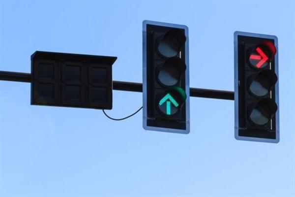 不小心闯了圆形红灯灵机一动直接右转会不会被罚