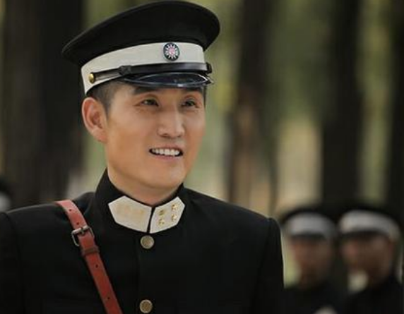 他意外把弟弟带进娱乐圈,如今弟弟大红大紫,而他却不温不火!