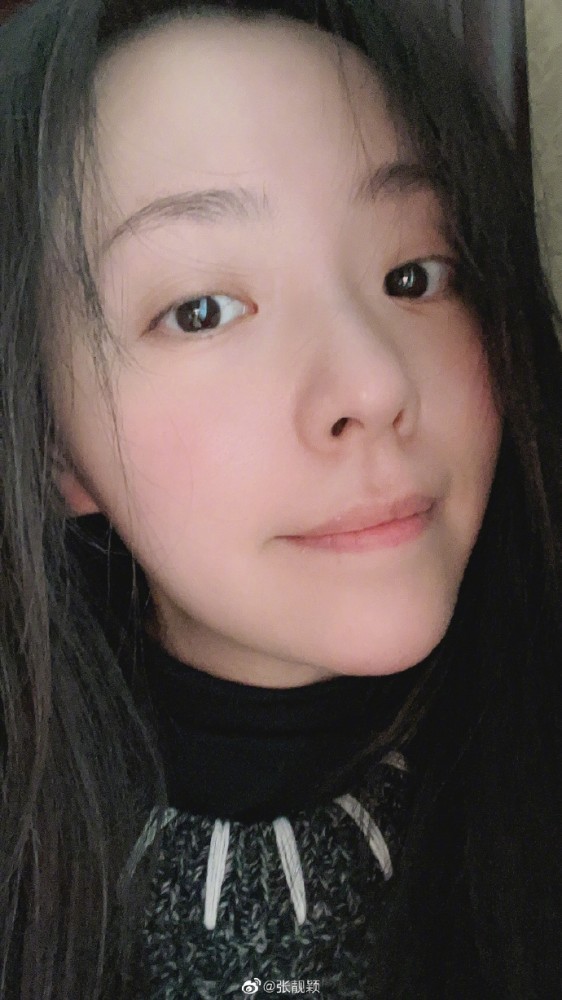 张靓颖穿小熊毛衣元气活泼 素颜皮肤透亮惹人羡