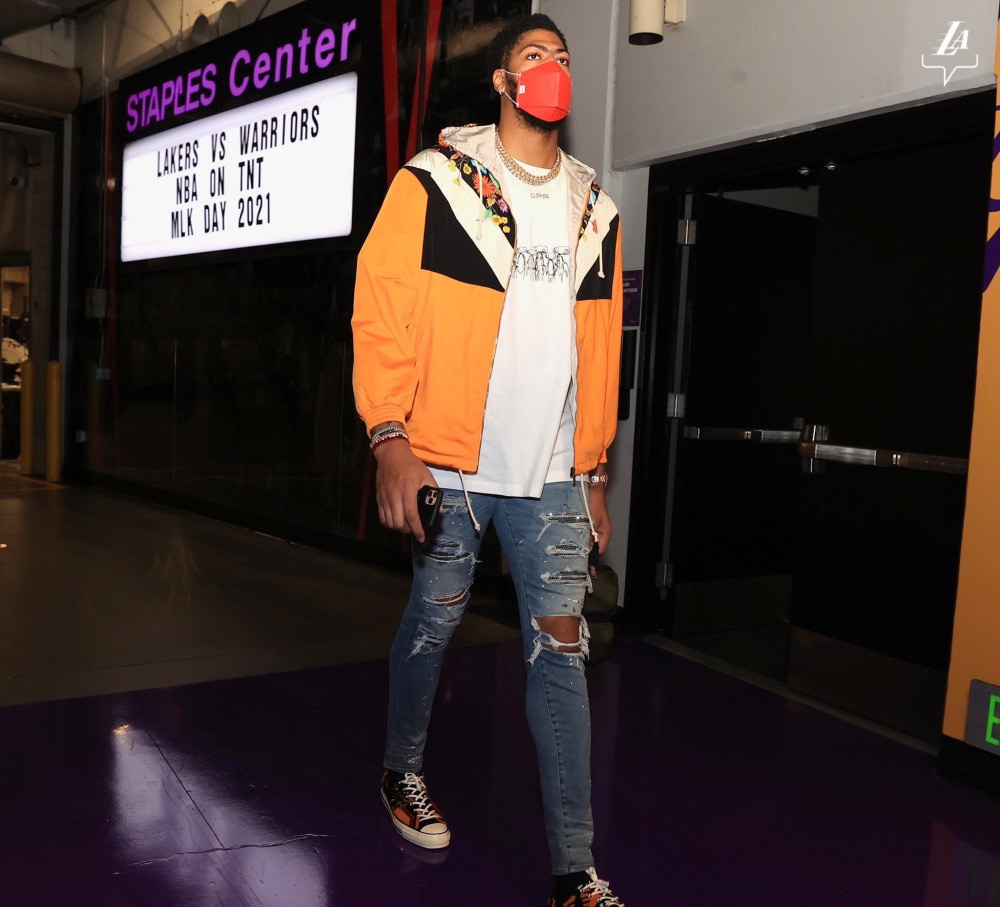 入场照出炉库兹马一身黑太帅气詹皇休闲范十足湖人迎两利好