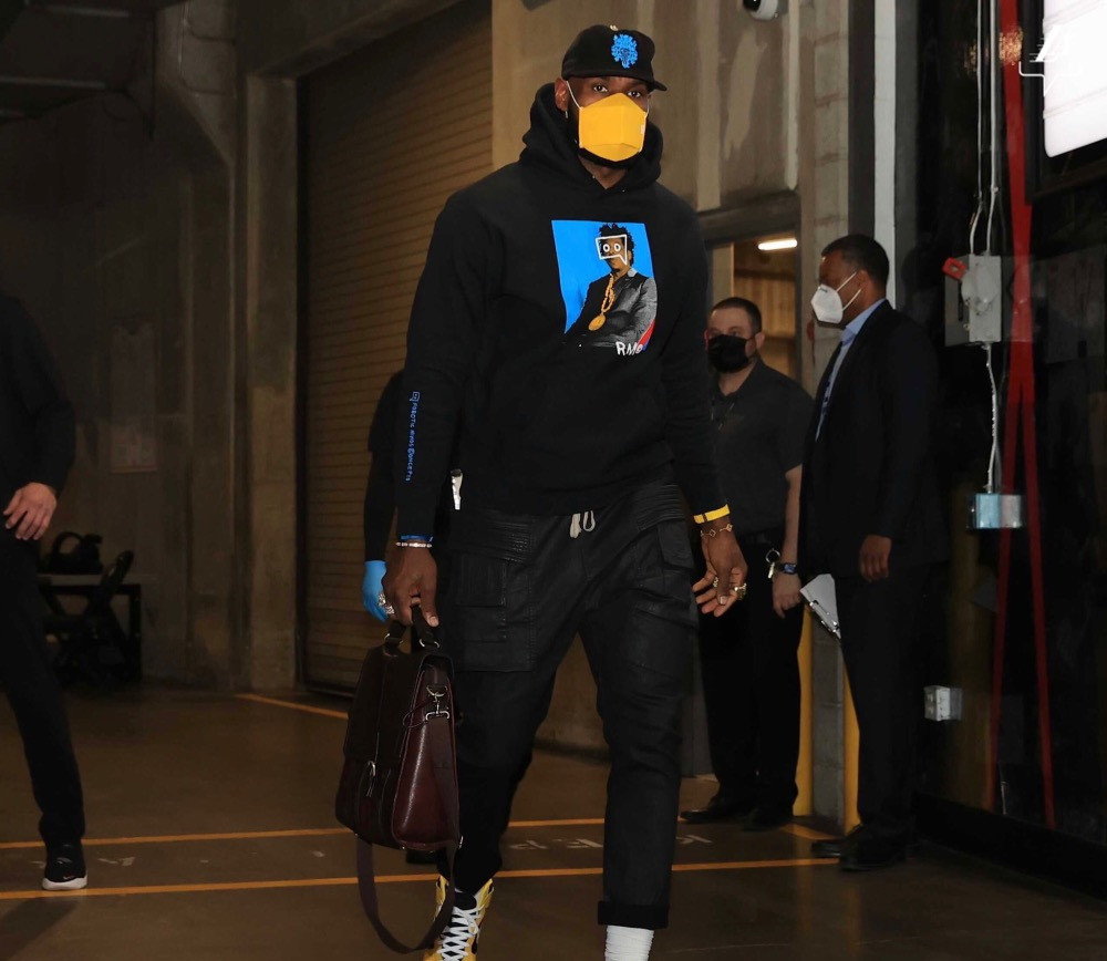 库兹马这一次一身黑入场,就连口罩也是黑色的,看起来确实太帅气,你是