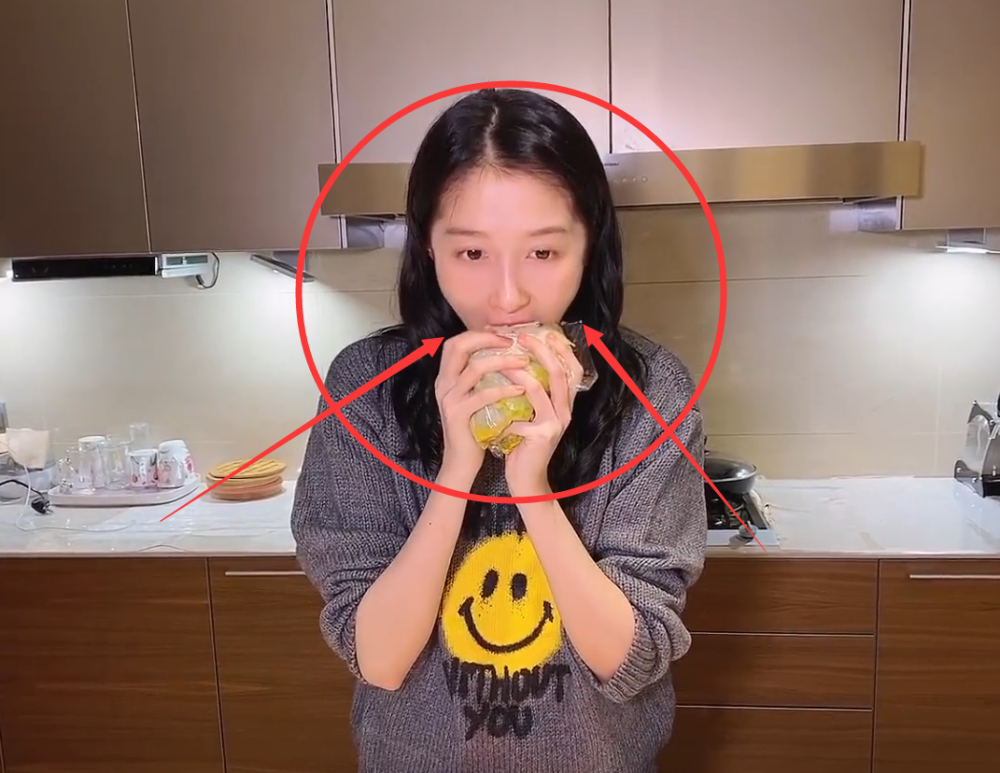 关晓彤吃东西用力张大嘴却忽略了脸型的变化看清后整没整很明显