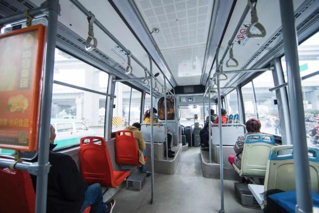 公交车急刹女乘客被甩2米身亡公交车这几个座位很危险很多人不知道