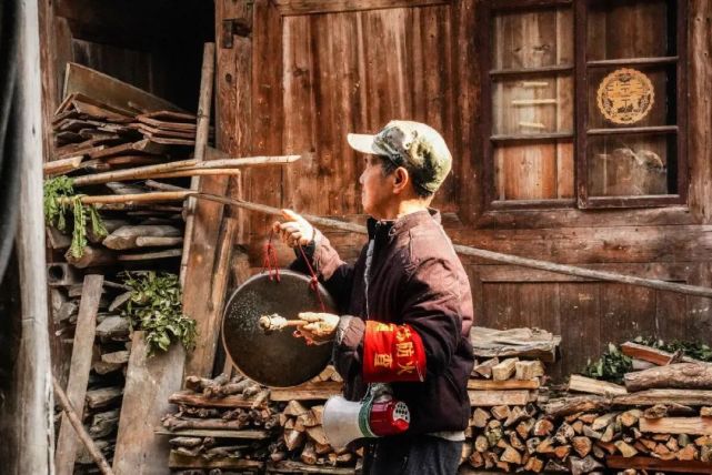 我是村裡的鳴鑼喊寨人