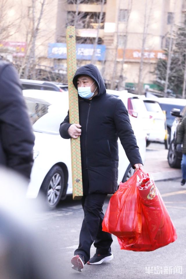 李村大集火热开集市民大包小包满载而归