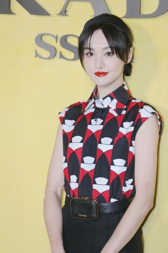 同样代言prada,春夏郑爽风格高下一目了然,演员和超模气质真不同