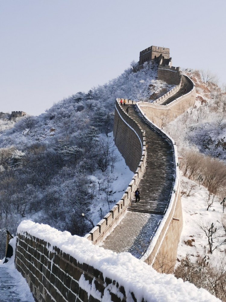 雪后的八达岭长城再现水墨丹青