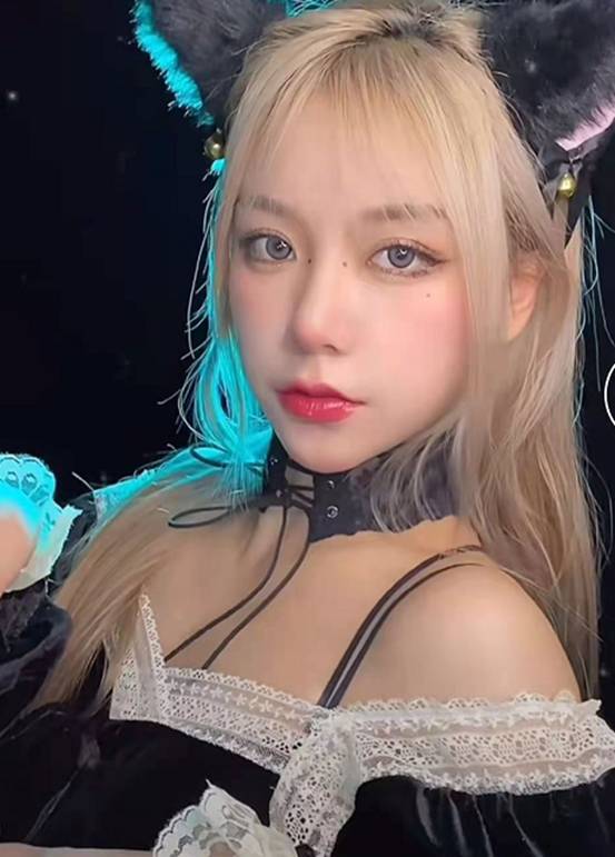 刀小刀也开始转型抛弃以前红头发飒气造型cos猫女玩二次元