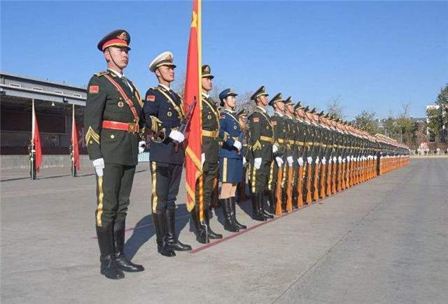 天下第一兵驼背入伍被嘲笑他想了3个歪点子成仪仗之神