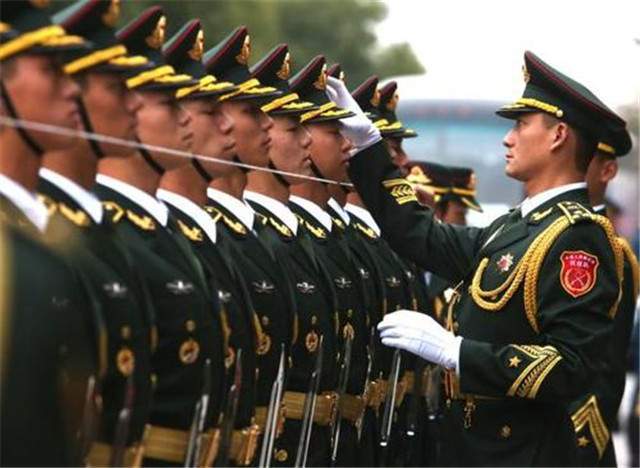 天下第一兵驼背入伍被嘲笑他想了3个歪点子成仪仗之神