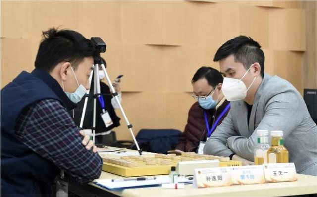 象棋个人赛,为何业余棋手王廓能拿冠军?看看大师是多少岁夺冠的