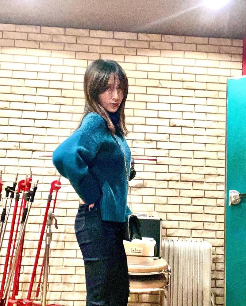 50岁工藤静香晒开工照 皮肤光滑卷发造型艳绝一方 木村拓哉为妻子当司机 腾讯新闻