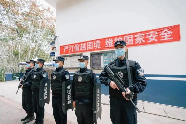 警察就像是一道光永远照亮黑暗的地方而我愿意做那一道微光