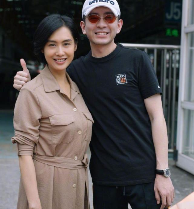 朱茵晒杀青合影,典型的中年大妈身型,肚腩横生青筋突出!