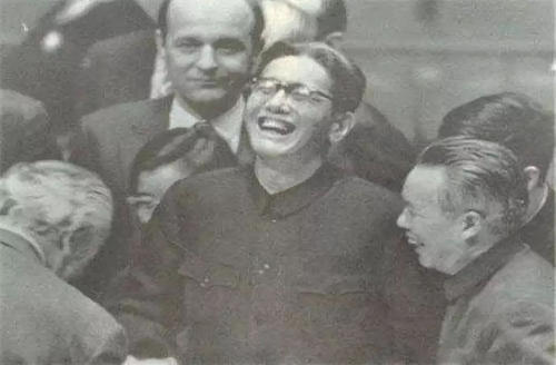 毛泽东亲自点将让乔冠华出使，外媒:乔的笑震碎联合国大厅的玻璃